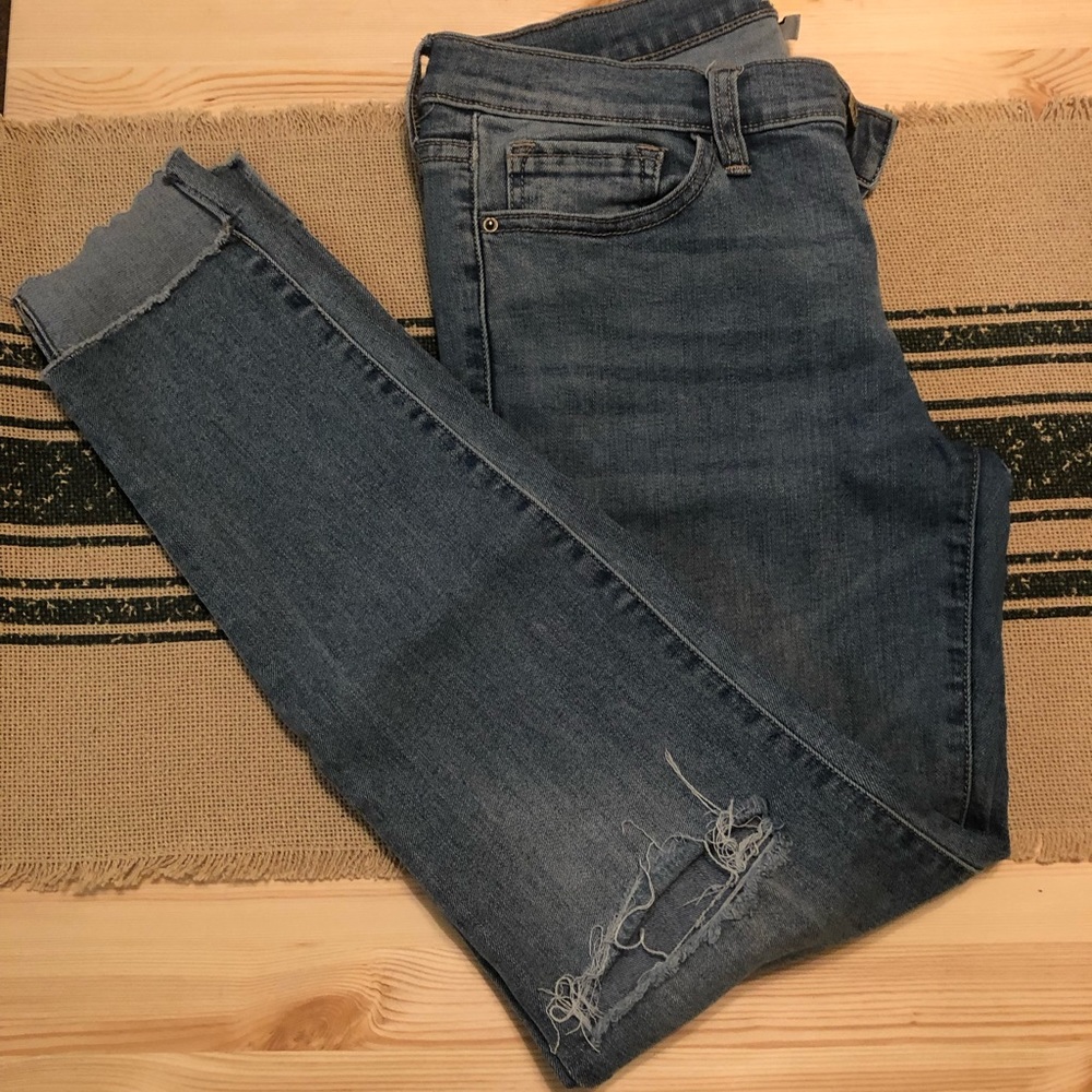 Jeans with high ankle detailing